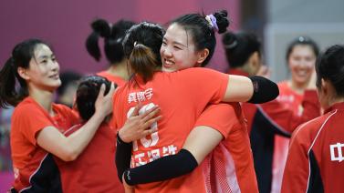 乔治娜晒在卡塔尔海边照片，蓝色紧身连衣裙尽显曼妙身姿